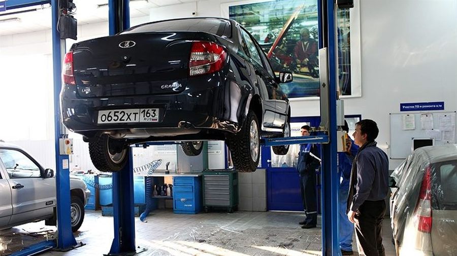 Автомобиль на подъёмнике